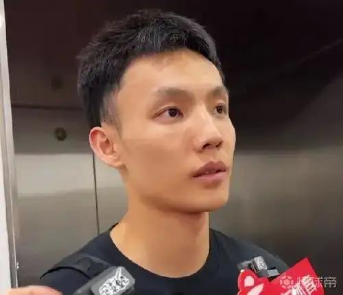 一点金 媒体人：亚洲杯首战徐杰和张宁在场边观战，今日启程回国