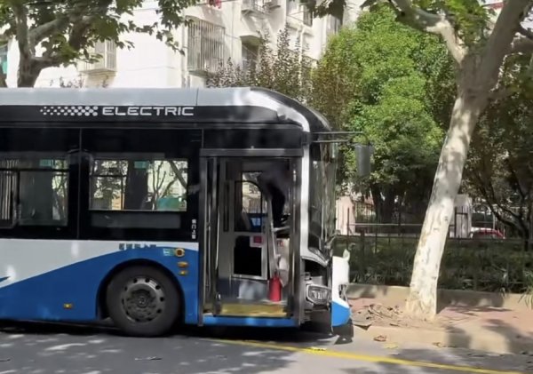 科云汇 公交车撞树事故查明：被“斗气车”害的！